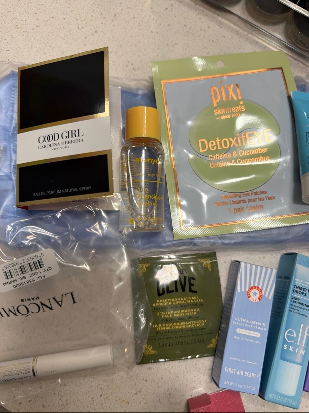 19 piece makeup, fragrance, and skincare bundle - Picture 3 of 4